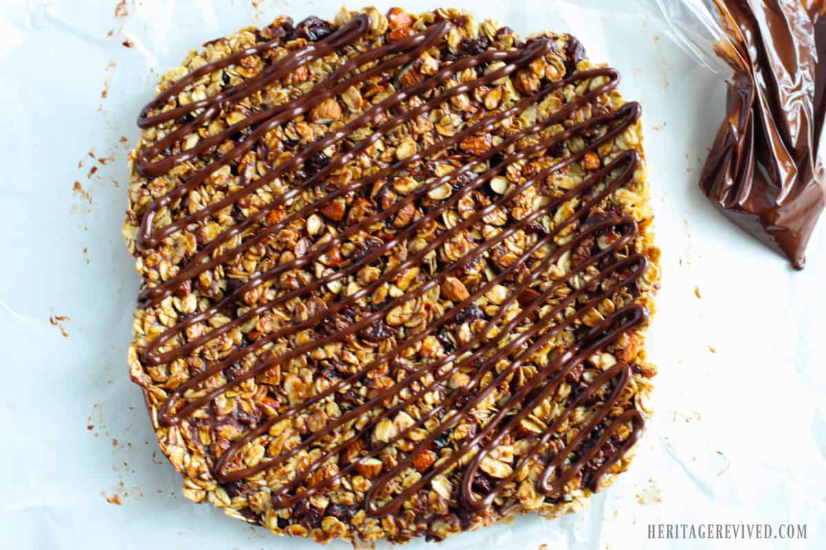 Maple syrup granola bars (with dried fruit and chocolate) Heritage revived